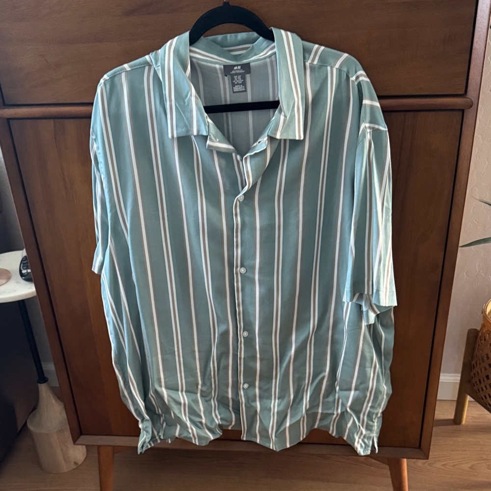 H&M Men's Sage Green & White Vertical Stripe Short-Sleeve Button-Up